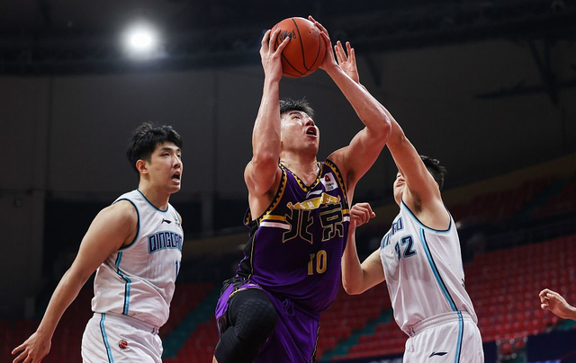 田径惊险逆转取胜，粉丝狂欢不已