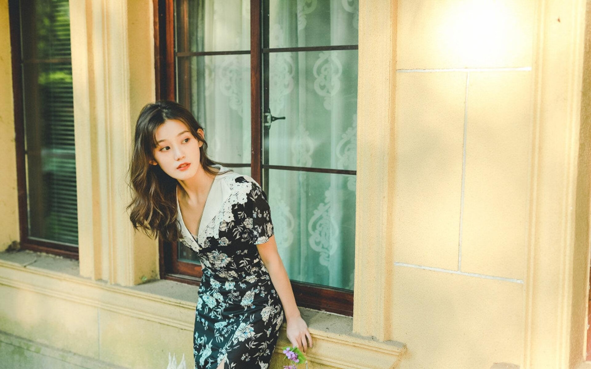 当湖人稳坐钓鱼台，布克在观众席化身大场面评论员